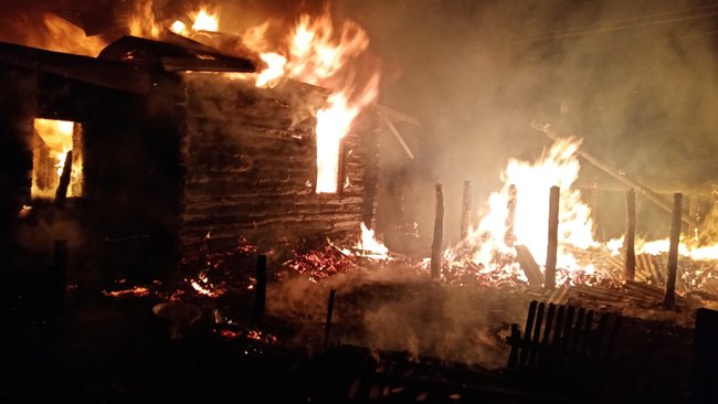 В Бузулукском районе сгорел жилой дом с хозпостройками 