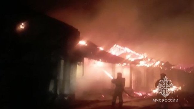 Рассматриваются три версии причины пожара на элеваторе в Бузулуке