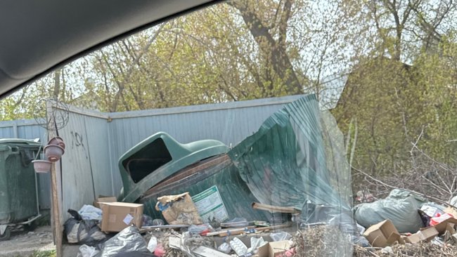 В администрации города ответили на счёт искореженного после ДТП заглубленного контейнера 