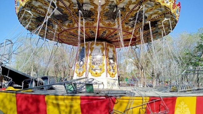 В оренбургском парке рухнула новая карусель с людьми