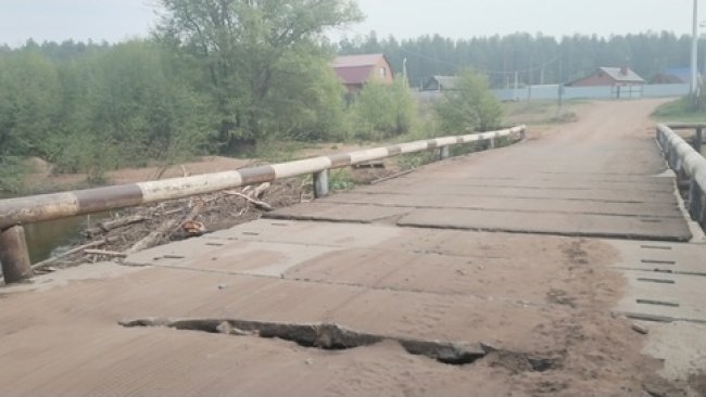 В Бузулукском районе по велению чиновников дыры в мосту засыпали песком 