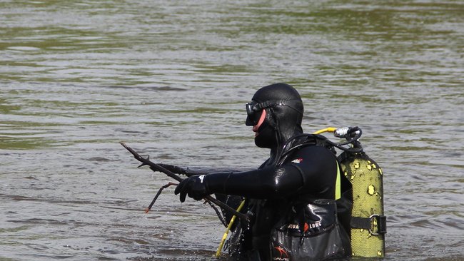 На бузулукском пляже со дна вытащили всё, что может представлять опасность  