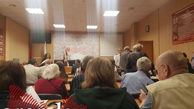 Десятки оренбуржцев с самого утра ожидают своей очереди на прием сотрудниками Генпрокуратуры