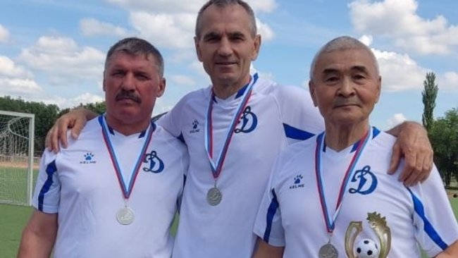 В Бузулуке прошел товарищеский матч среди любители футбола старшего поколения 