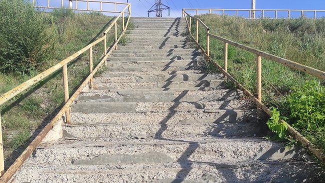 Бузулучане просят построить переход или отремонтировать ступени и перила на виадуке