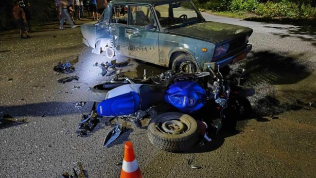 В Бузулуке на улице Щорса столкнулись автомобиль и мотоцикл