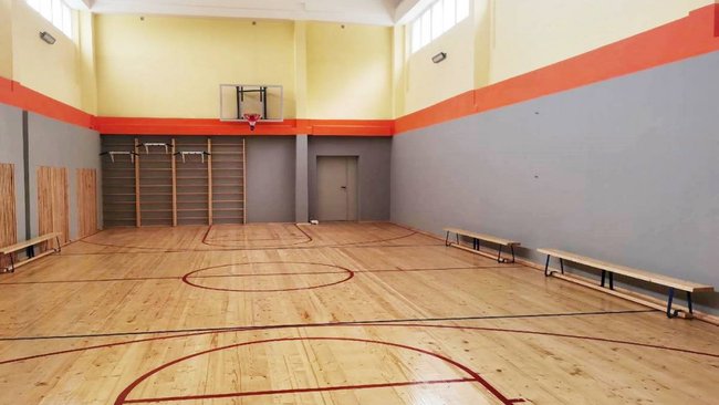 Ребята Красногвардейской школы начали заниматься в обновленном спортзале 