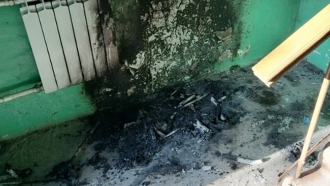 В Бузулуке кто-то сжег в подъезде чужие коляски и санки 