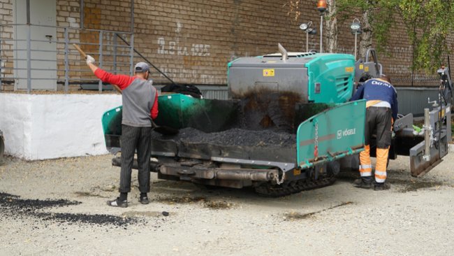 В одной из школ Бузулука, благодаря родителям и учителям, асфальтируют двор 