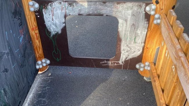 В Троицком парке работы еще не завершены, а детская площадка уже испорчена