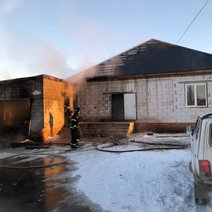 В Бузулукском районе пожар уничтожил машину, гараж и повредил дом  