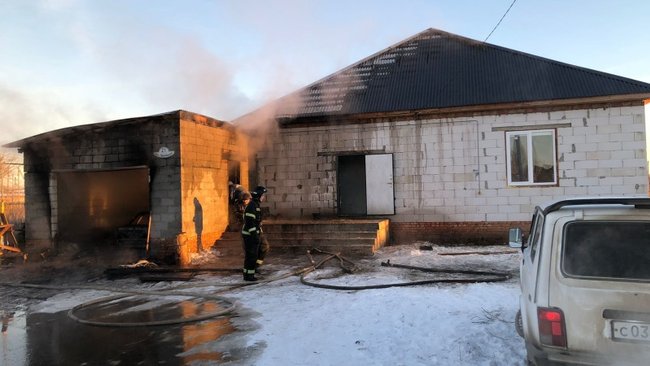 В Бузулукском районе пожар уничтожил машину, гараж и повредил дом  