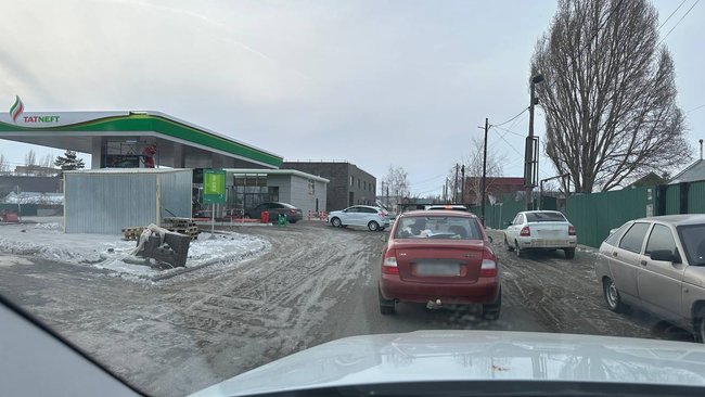 Невозможно проехать: бузулучане жалуются на автозаторы возле АЗС