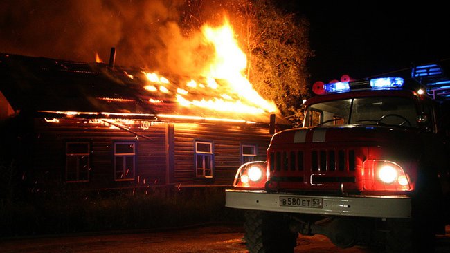 Ночью в Бузулукском районе очевидцы вывели людей из горящего дома 