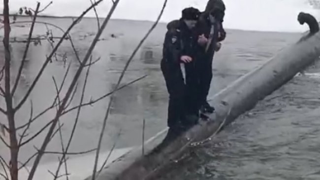 В Бузулуке полицейские спасли человека, упавшего в ледяную воду 