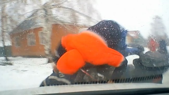 В машину и в дерево: в Бузулуке лихач на снегоходе устроил ДТП