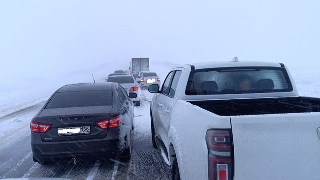 Ночь метельная: на трассе под Переволоцком была пробка и понадобилась помощь спасателей 