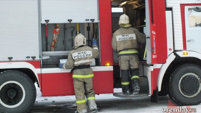 Вчера в Бузулуке полыхала баня и едва не сгорел дом 