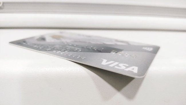 Как не дать списать деньги с карты без вашего ведома, рассказала эксперт