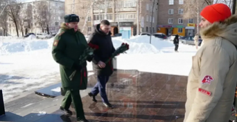 В Бузулуке в день четвёртой годовщины начала СВО возложили цветы