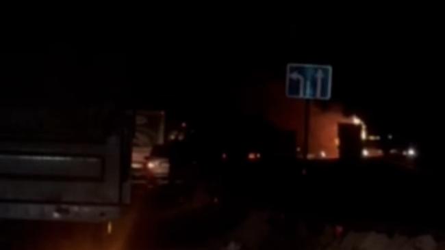 Горит фура на трассе Самара - Оренбург в районе с. Дмитриевка. Остановлено движение.