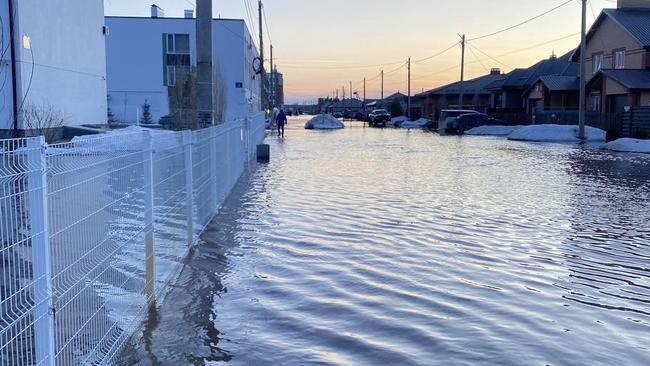 В микрорайоне «Никольский» на время паводка установлен временный дорожный знак «Въезд запрещен»