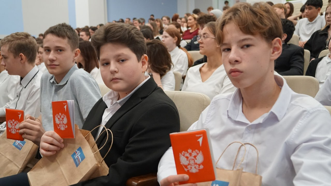 Паспорт накануне Дня Конституции: первый статус для 36 школьников