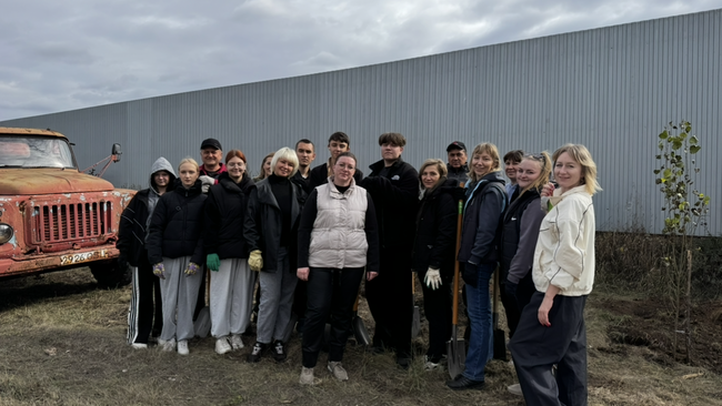 В посёлке Искра появилась новая аллея из пирамидальных тополей