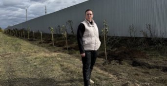Искра становится зеленее: в посёлке высадили аллею из тополей