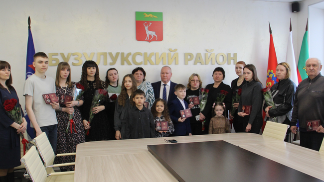 В Бузулукском районе родным погибших бойцов передали государственные награды