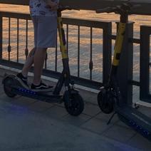 “Самокаты вне закона: подросткам до 16 лет запретят, а права станут обязательными – что ждет водителей СИМ?” 