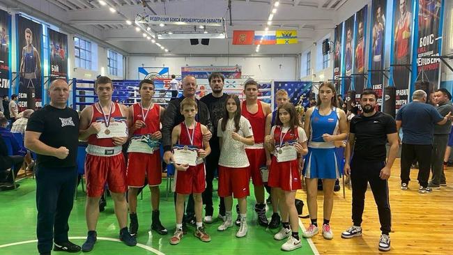 Триумф на ринге: Бузулукские боксёры покорили Оренбург, завоевав золото и серебро на чемпионате!