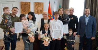 Молодые семьи из Бузулука получили выплаты на жильё