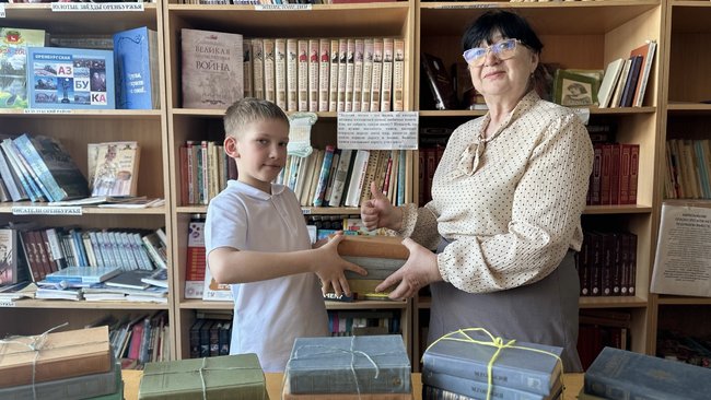 Семья передала книги школьной библиотеке