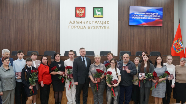 Награды, которые хранят память: в Бузулуке передали ордена семьям погибших бойцов