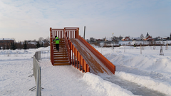 В Бузулуке устанавливают новые зимние горки для детей