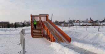 В Бузулуке устанавливают новые зимние горки для детей