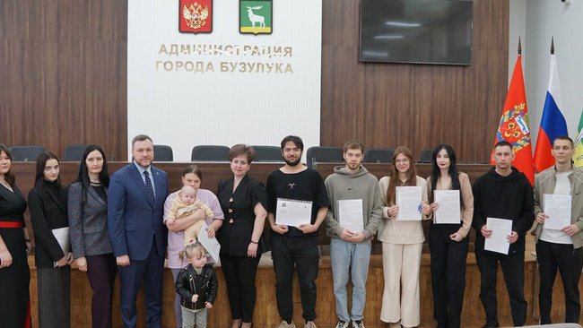 Девять детей-сирот получили ключи от новых квартир