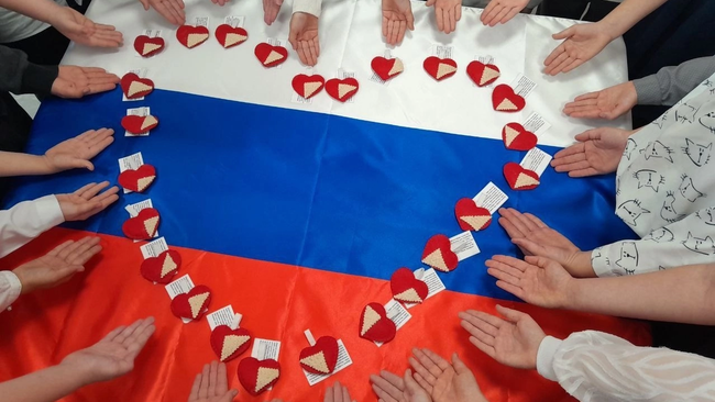 Символ поддержки: школьники Бузулукского района шьют обереги для бойцов