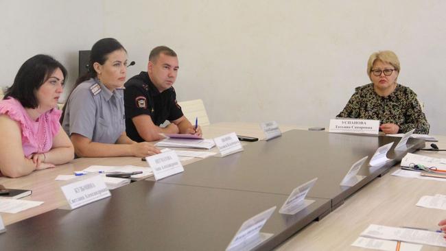 Заседание комиссии по делам несовершеннолетних и защите их прав