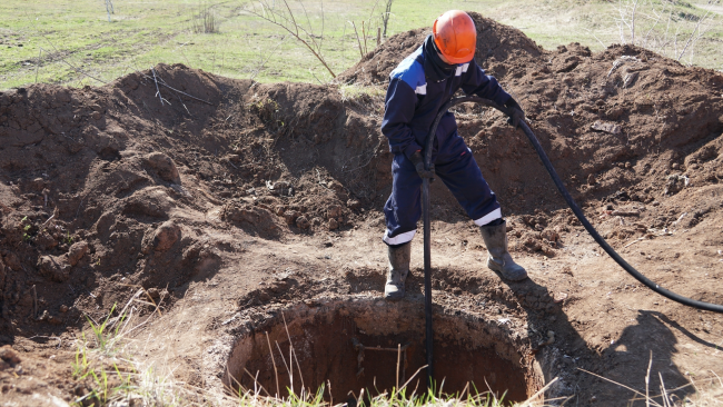 В Бузулуке прочищают канализацию: проблема — в мусоре