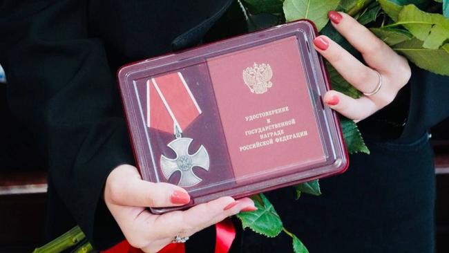 Дочери погибшего бойца СВО Сергея Бакулина передали орден Мужества 