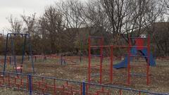 В поселке Кировский обновили детскую площадку у клуба