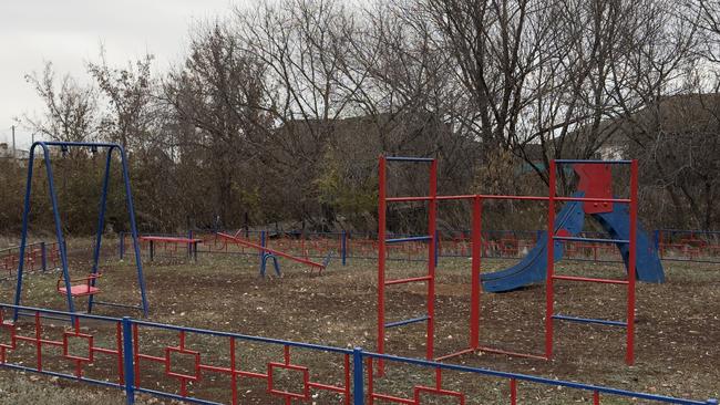 В поселке Кировский обновили детскую площадку у клуба