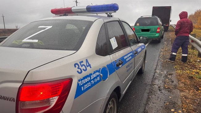 Сотрудники Госавтоинспекции Бузулука оказали помощь водителю на трассе