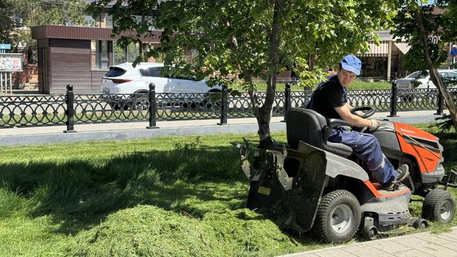 В Троицком парке идут работы благоустройству территории 