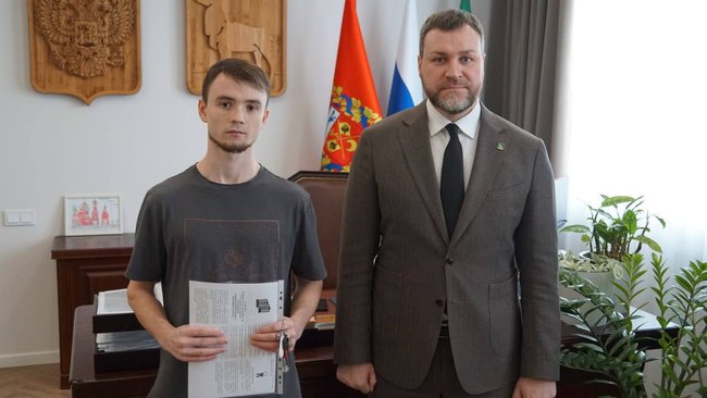 Бузулучанин из числа детей-сирот получил ключи от новой квартиры