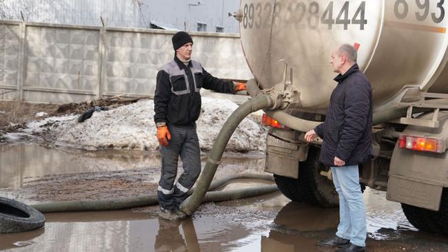 Во дворах многоквартирных домов откачивают воду 