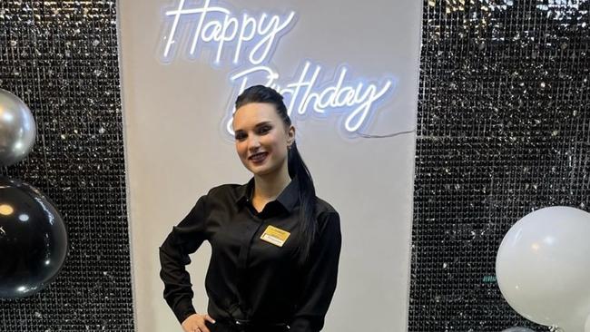 Юрист днём, официантка вечером