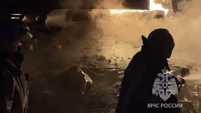 Три фуры столкнулись и загорелись на трассе М-5 в Оренбургской области